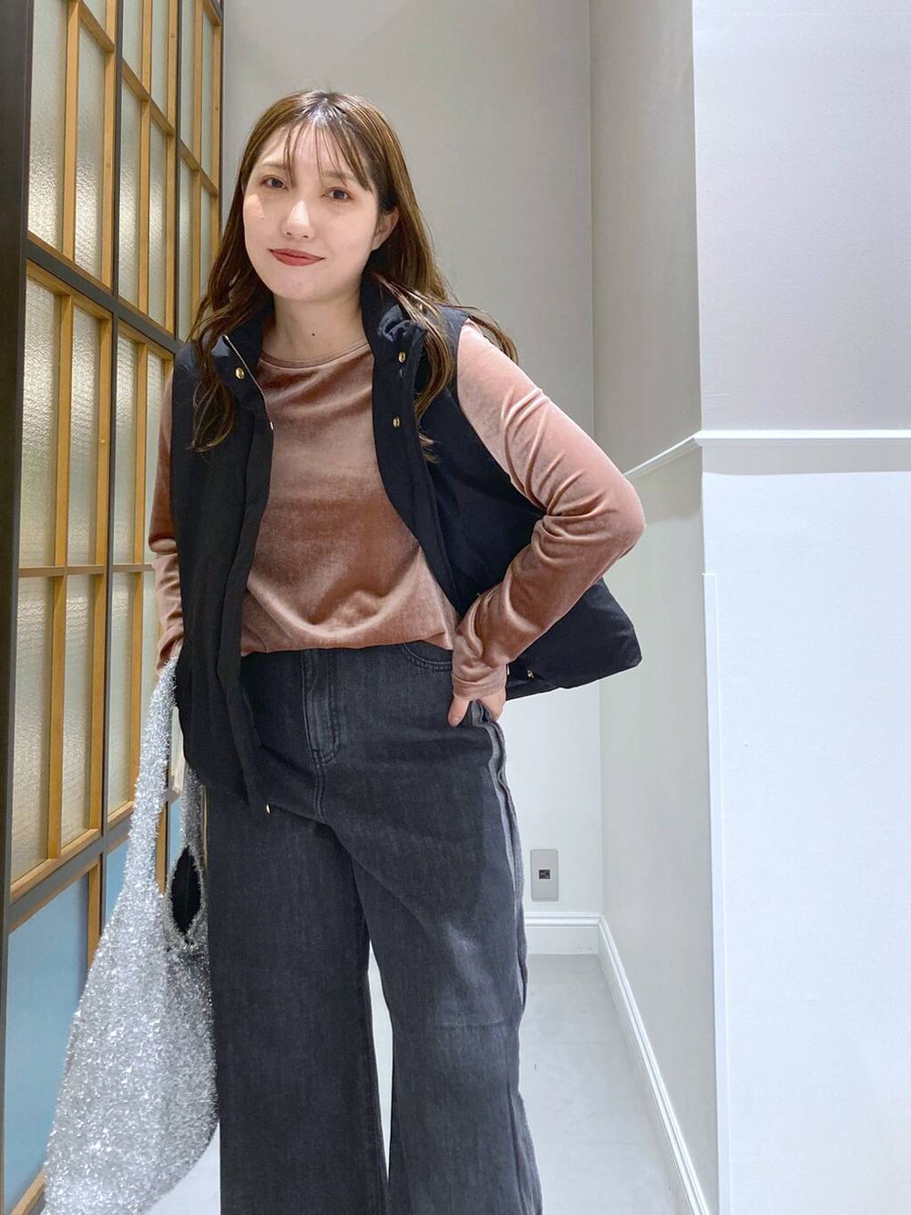 ブラック系のベスト、ピンク系のTシャツ/カットソー、シルバー系のショルダーバッグを着用したレディースの秋コーディネートの4枚目の写真