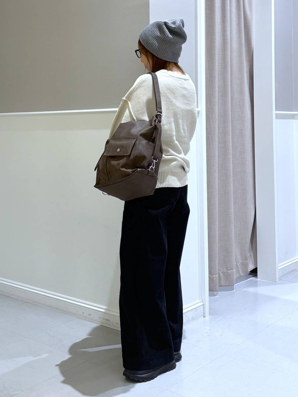ブラック系のその他パンツ、ブラック系のその他シューズ、ブラウン系のショルダーバッグを着用したレディースの秋コーディネートの3枚目の写真