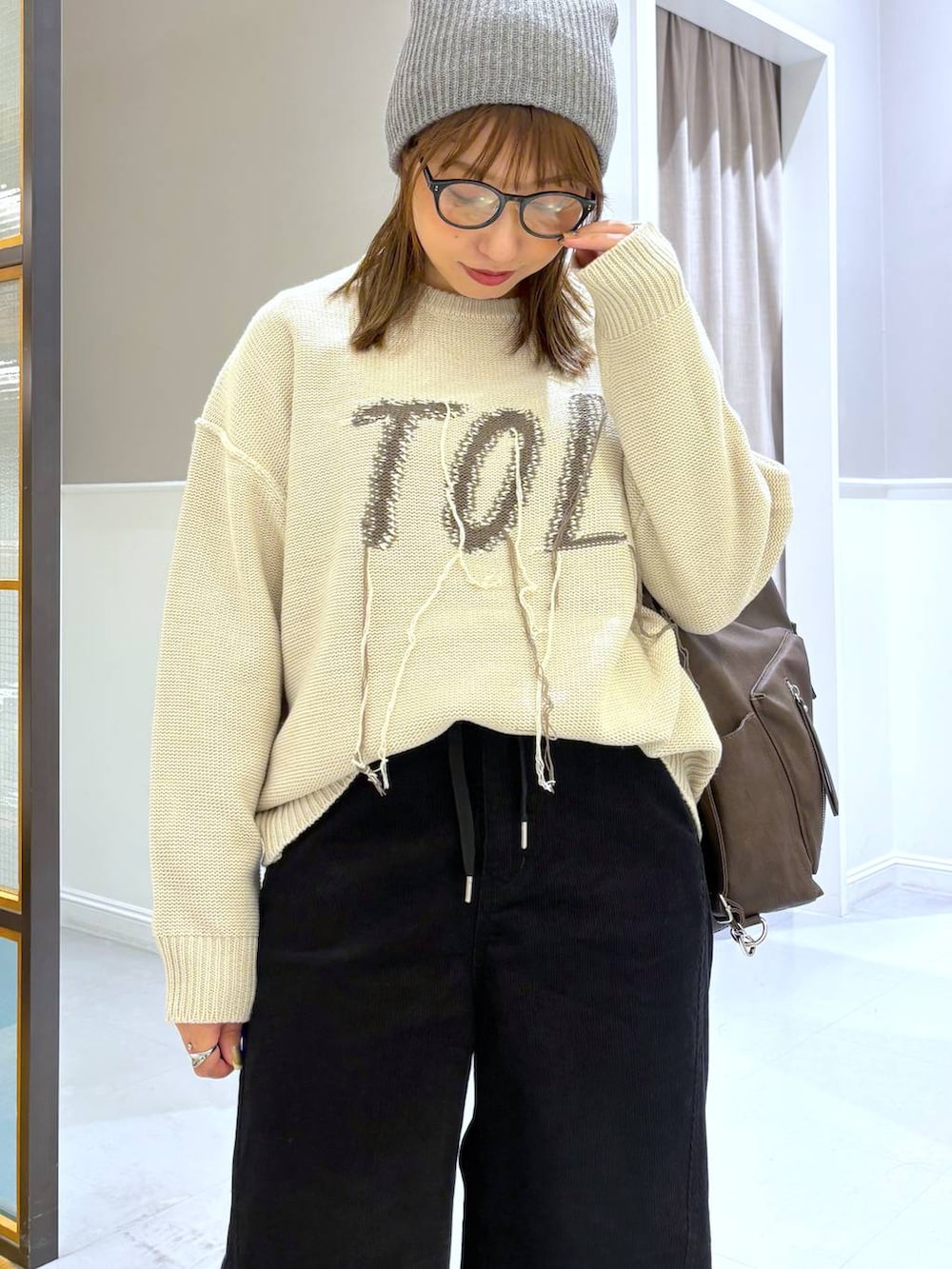 ブラック系のその他パンツ、ブラック系のその他シューズ、ブラウン系のショルダーバッグを着用したレディースの秋コーディネートの5枚目の写真