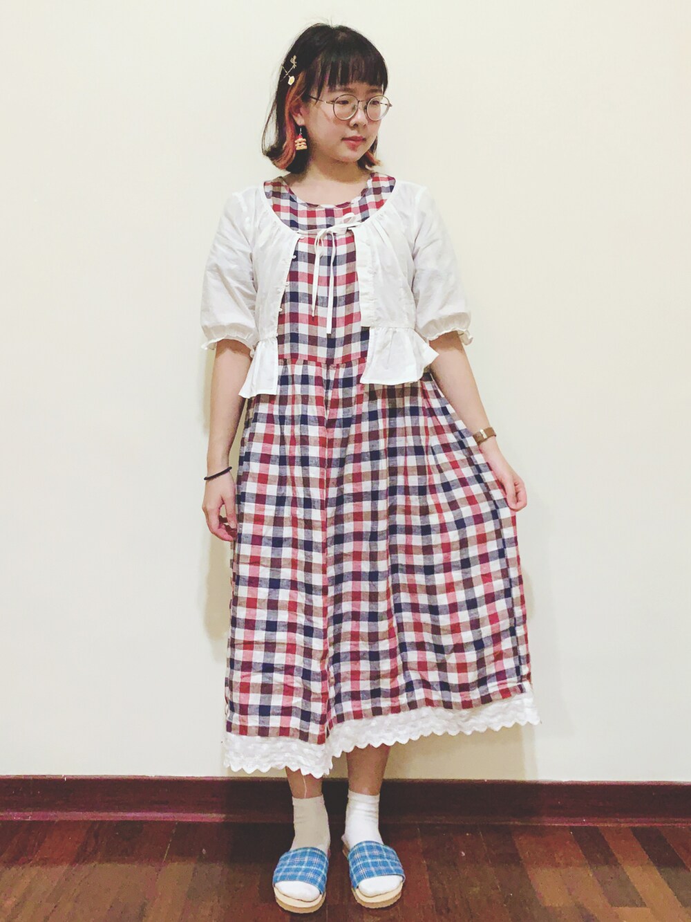 ホワイト系のジャケット/アウター、ゴールド系のバレッタ/ヘアクリップを着用したレディースの春コーディネートの2枚目の写真