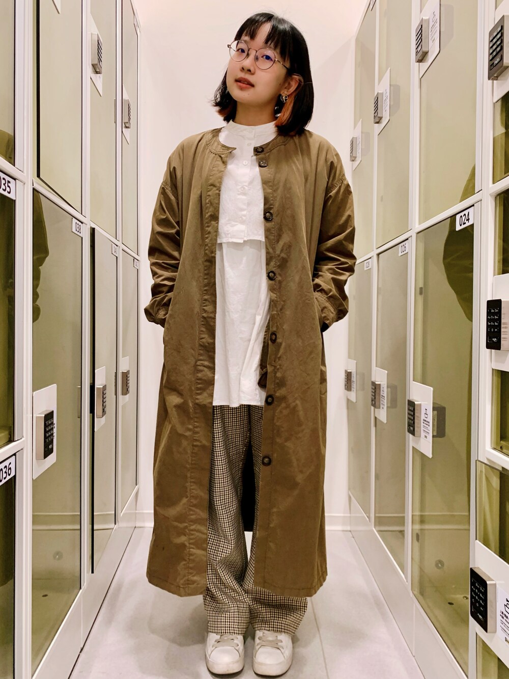 ホワイト系のシャツ/ブラウス、その他のパンツ、ゴールド系のイヤリングを着用したレディースの春コーディネートの2枚目の写真