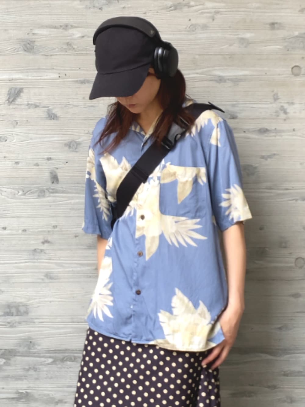 ブルー系のシャツ/ブラウス、ブルー系のスカート、ブラック系のスニーカーを着用したレディースの夏コーディネートの3枚目の写真