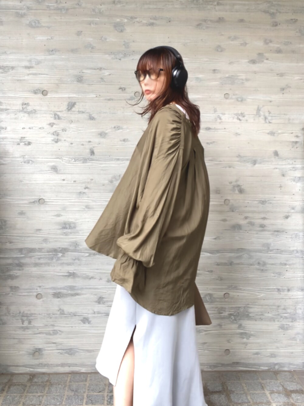 グリーン系のシャツ/ブラウス、ブルー系のスカート、グリーン系のバッグを着用したレディースの秋コーディネートの3枚目の写真