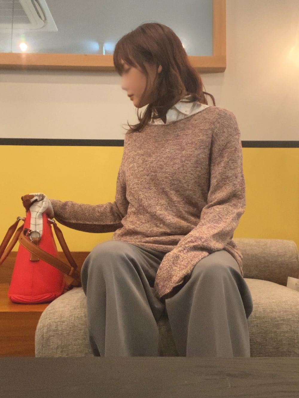 その他のニット/セーター、グレー系のスラックス、レッド系のバッグを着用したレディースの冬コーディネートの3枚目の写真