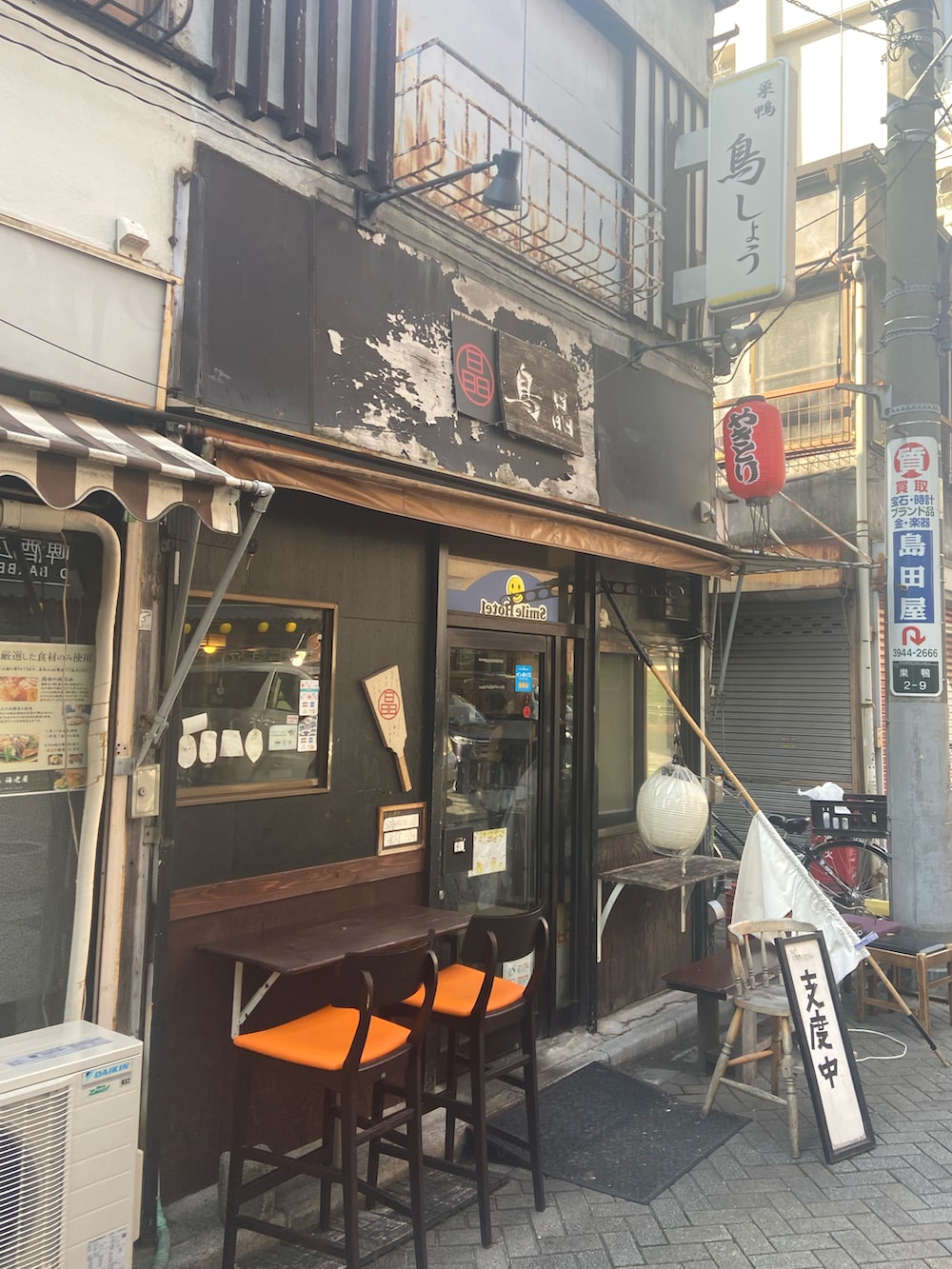 ブラック系のTシャツ/カットソー、ブルー系のワンピース、ブラック系のスニーカーを着用したレディースの夏コーディネートの5枚目の写真