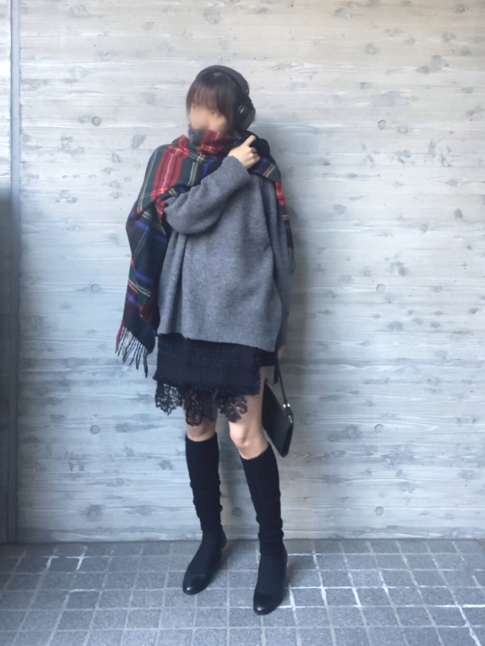 ブラック系のパンツ、ブラック系のパンプス、ブラック系のバッグを着用したレディースの冬コーディネートの3枚目の写真