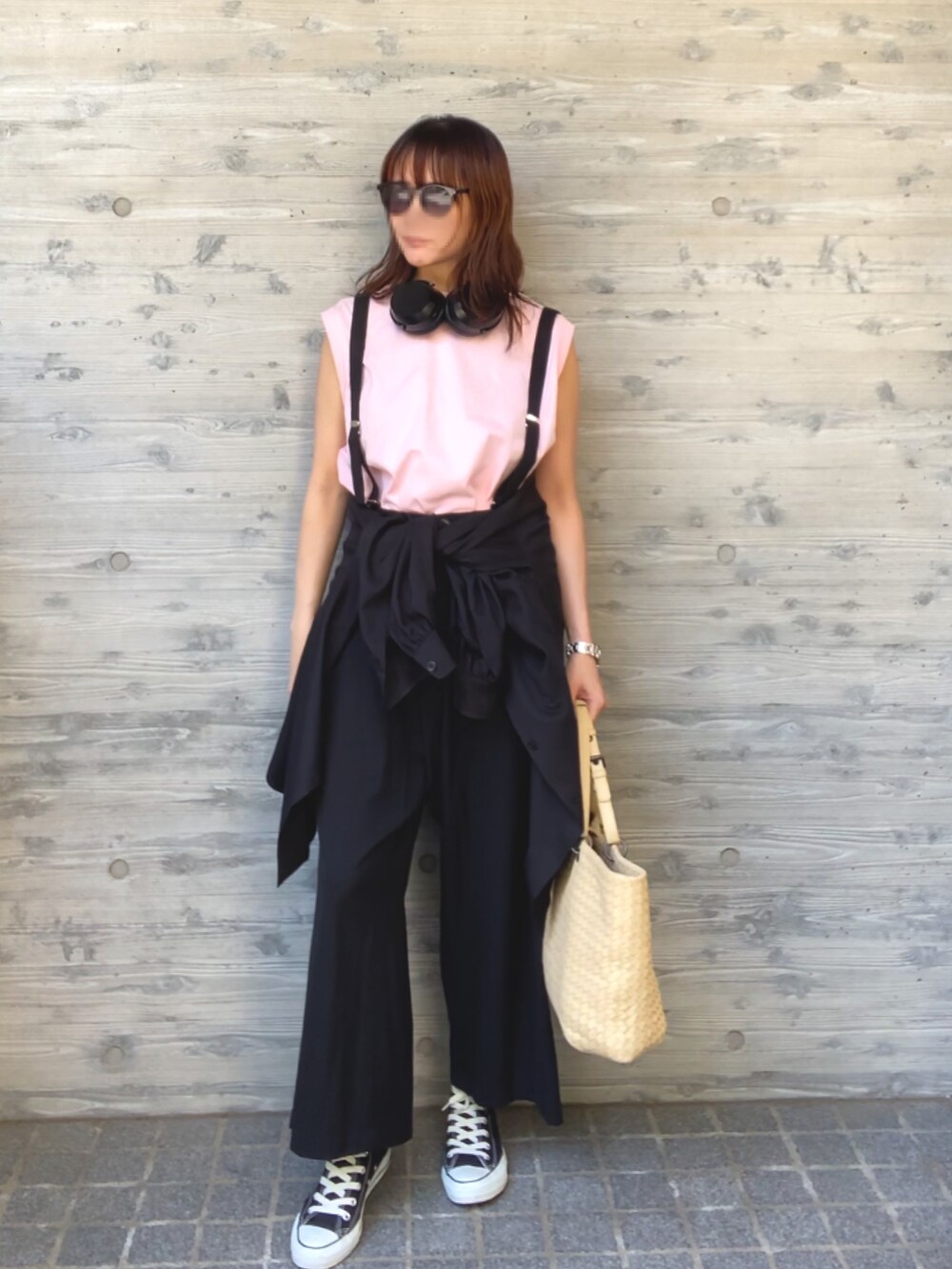 ピンク系のTシャツ/カットソー、ブラック系のシャツ/ブラウス、ブラック系のパンツを着用したレディースの夏コーディネートの2枚目の写真