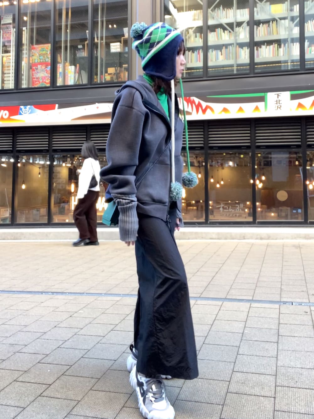 ホワイト系のスニーカー、ブルー系のパーカー、グリーン系のTシャツ/カットソーを着用したレディースの秋コーディネートの2枚目の写真