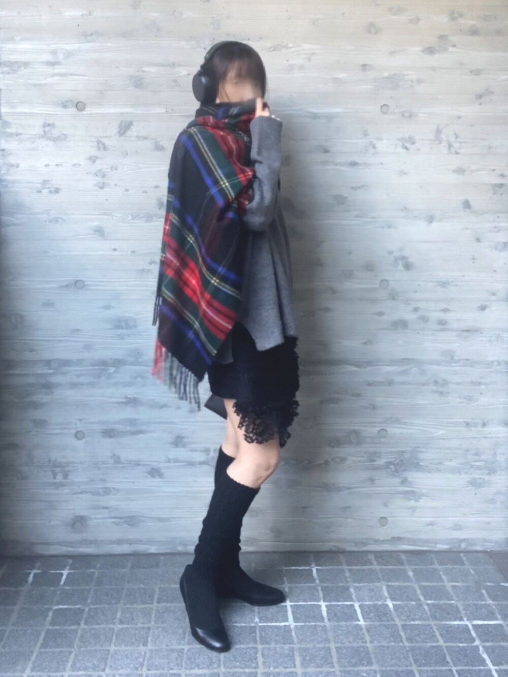 ブラック系のパンツ、ブラック系のパンプス、ブラック系のバッグを着用したレディースの冬コーディネートの2枚目の写真