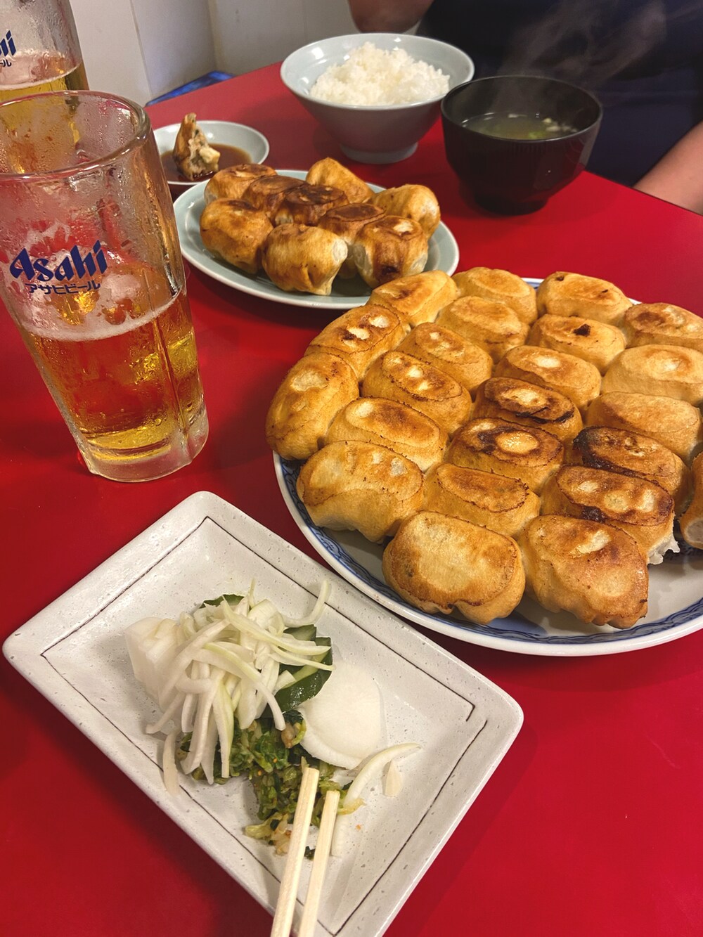 ブラック系のTシャツ/カットソー、ブルー系のワンピース、ブラック系のスニーカーを着用したレディースの夏コーディネートの4枚目の写真