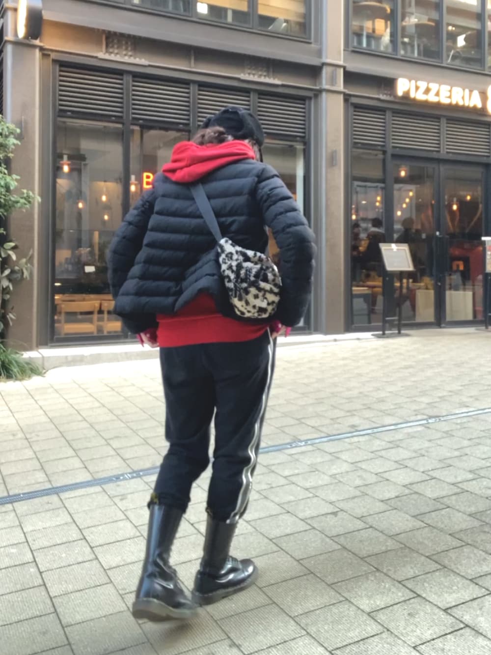 「パンツコーデ、スェットパンツ、スポーツミックス、フライトキャップ、ゆるコーデ、ピンク、モード、ブーツ、ブーツイン」｜「MONCLER×sacaiのアイテム（ジャケット/アウター、ブラック系）」を使った、mashuさん（レディース・163cm）の春コーディネートの2枚目の写真