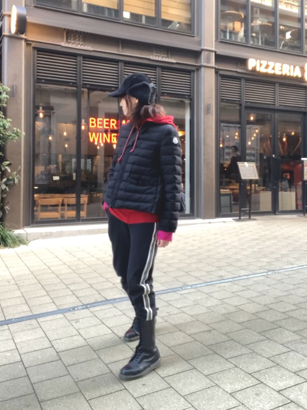 「パンツコーデ、スェットパンツ、スポーツミックス、フライトキャップ、ゆるコーデ、ピンク、モード、ブーツ、ブーツイン」｜「MONCLER×sacaiのアイテム（ジャケット/アウター、ブラック系）」を使った、mashuさん（レディース・163cm）の春コーディネートの3枚目の写真