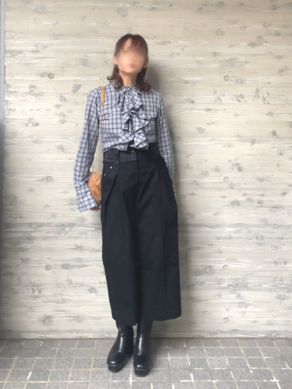 ブラック系のデニムパンツ、ブルー系のシャツ/ブラウス、ブラック系のブーツを着用したレディースの秋コーディネートの3枚目の写真