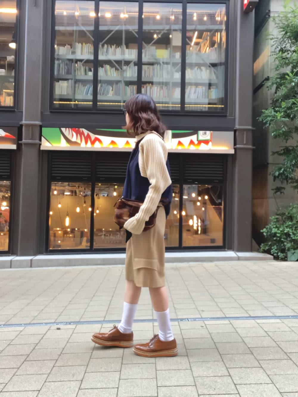 ベージュ系のカーディガン/ボレロ、ベージュ系のその他パンツ、ブルー系のシャツ/ブラウスを着用したレディースの秋コーディネートの2枚目の写真