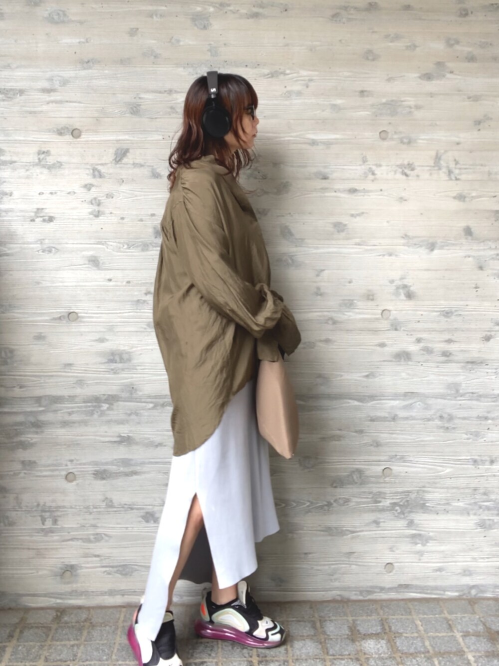 グリーン系のシャツ/ブラウス、ブルー系のスカート、グリーン系のバッグを着用したレディースの秋コーディネートの2枚目の写真