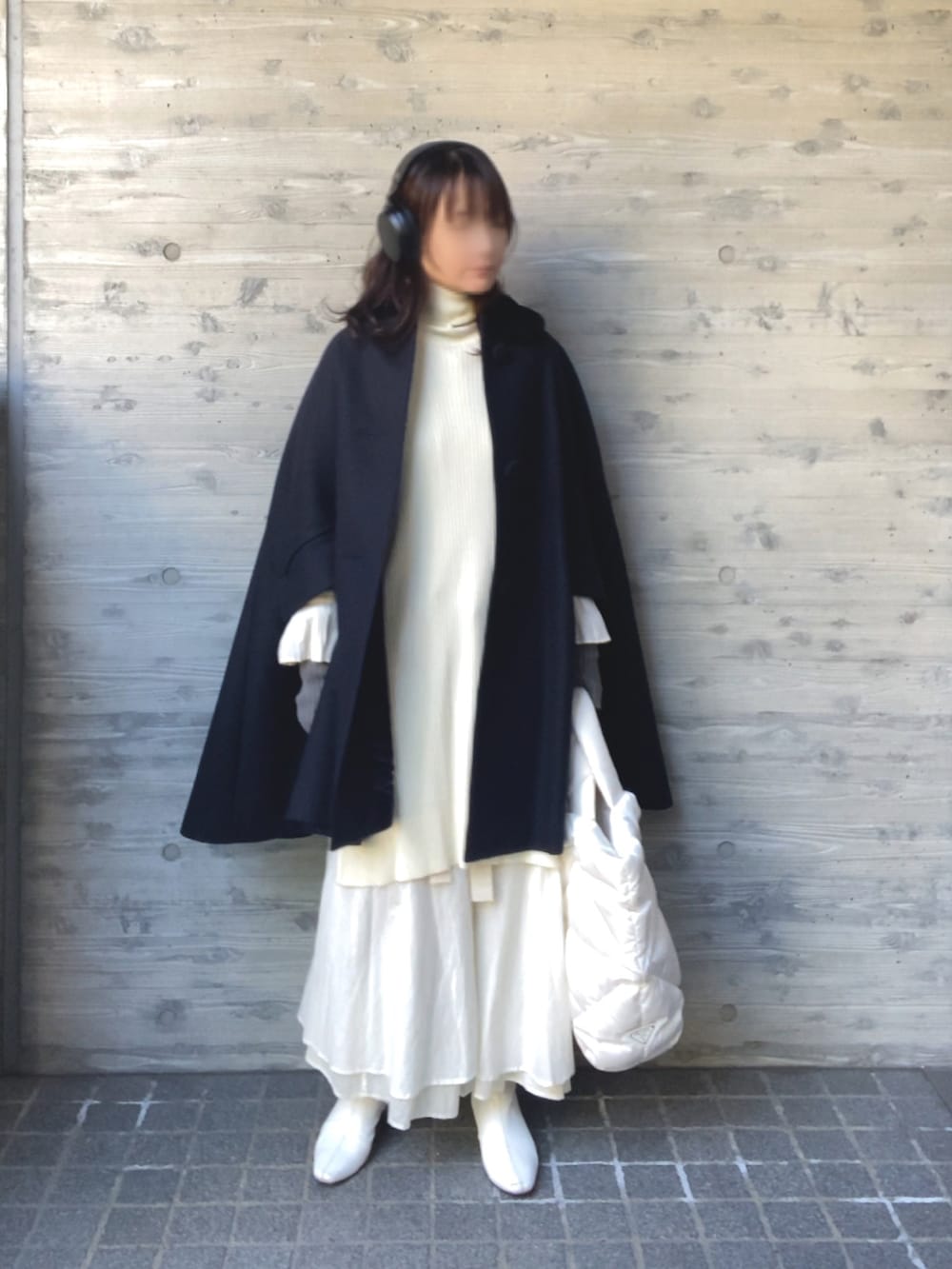 ホワイト系のワンピース/ドレス、ホワイト系のスカート、ホワイト系のシャツ/ブラウスを着用したレディースの冬コーディネートの3枚目の写真