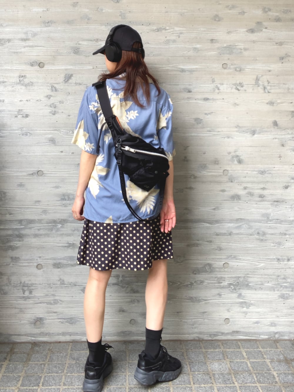 ブルー系のシャツ/ブラウス、ブルー系のスカート、ブラック系のスニーカーを着用したレディースの夏コーディネートの2枚目の写真