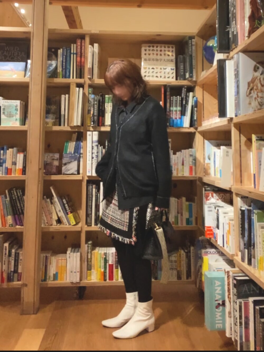 ブラック系のカーディガン/ボレロ、その他のスカート、ブラック系のシャツ/ブラウスを着用したレディースの冬コーディネートの2枚目の写真