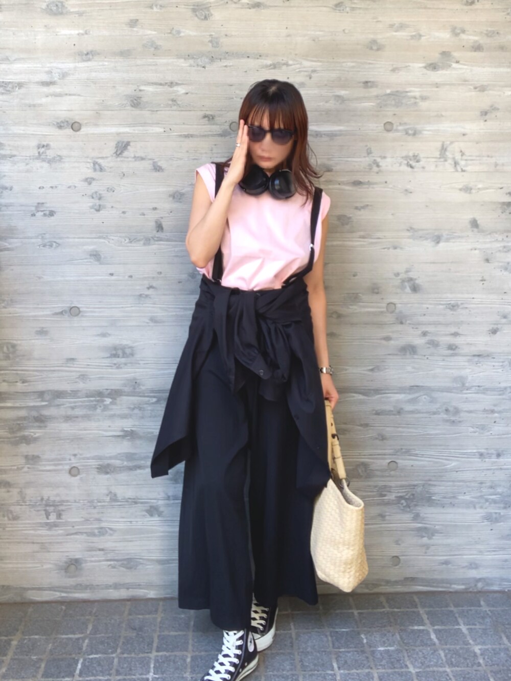 ピンク系のTシャツ/カットソー、ブラック系のシャツ/ブラウス、ブラック系のパンツを着用したレディースの夏コーディネートの3枚目の写真