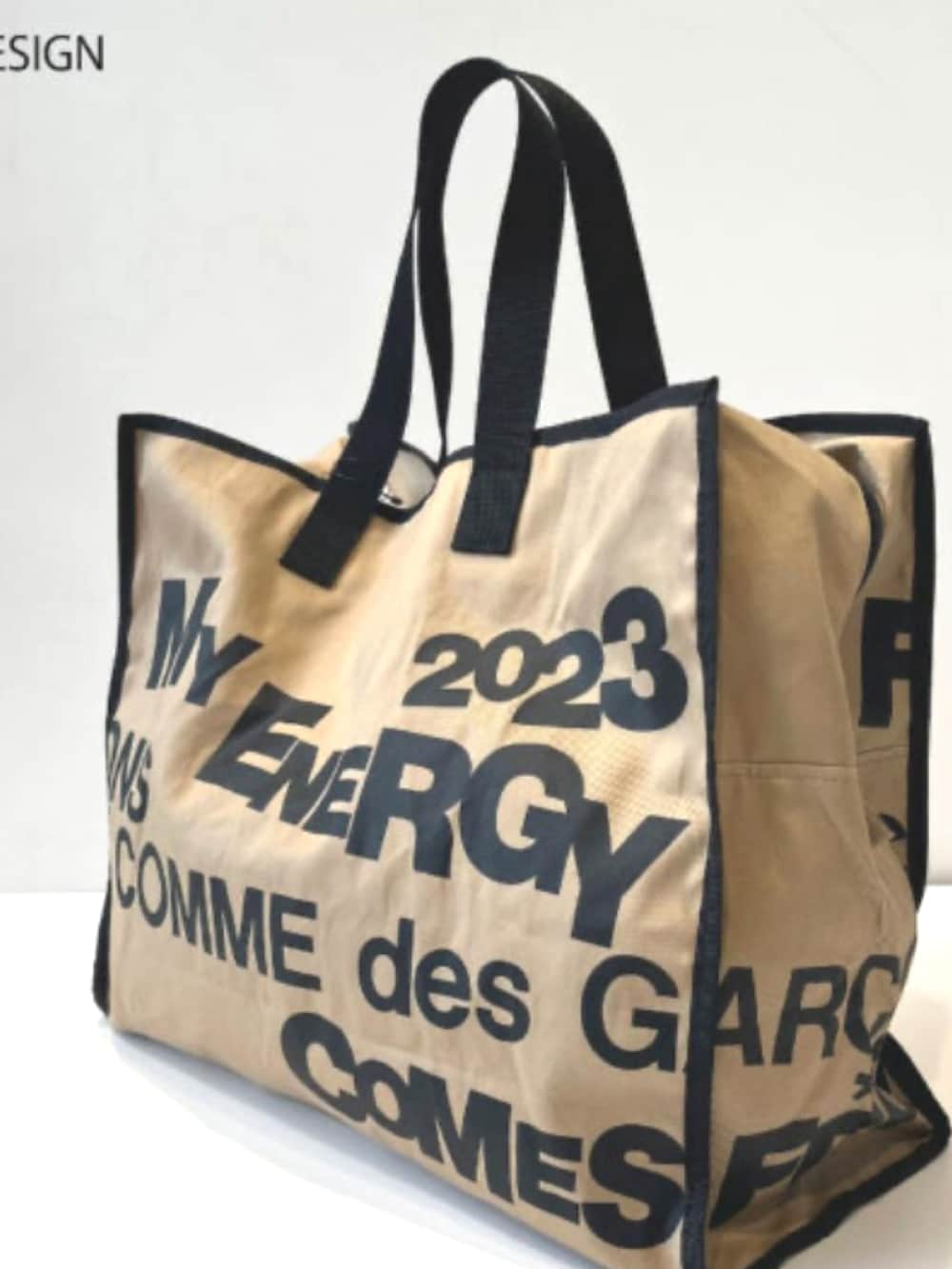 ベージュ系のピーコート、ホワイト系のシャツ/ブラウスを着用したレディースの冬コーディネートの4枚目の写真