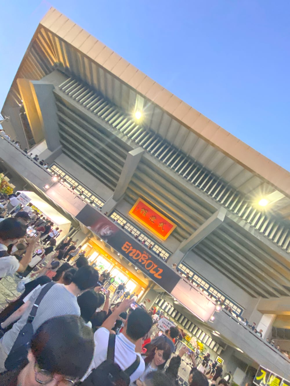 ブラック系のベスト、グリーン系のワンピース/ドレス、ブラック系のスニーカーを着用したレディースの秋コーディネートの4枚目の写真