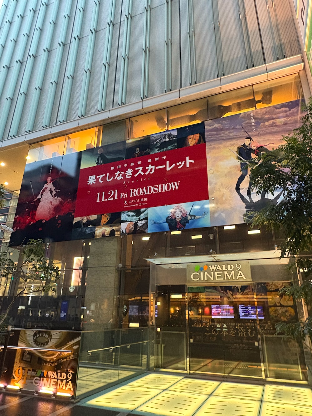 ピンク系のスカート、ブラック系のスニーカー、ブラック系のトップスを着用したレディースの秋コーディネートの3枚目の写真