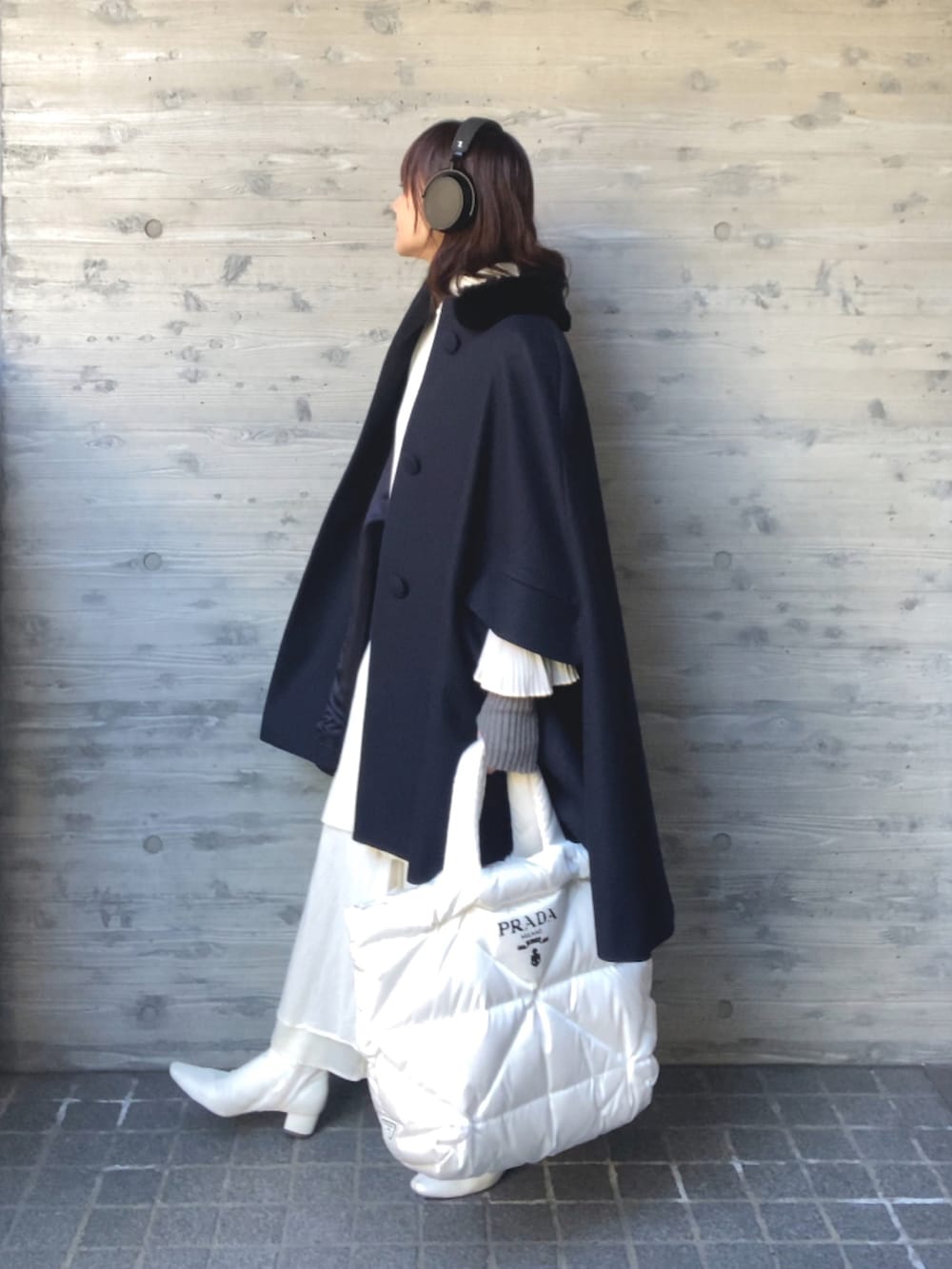 ホワイト系のワンピース/ドレス、ホワイト系のスカート、ホワイト系のシャツ/ブラウスを着用したレディースの冬コーディネートの4枚目の写真