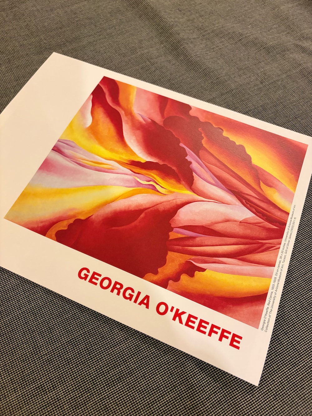 ブルー系のニット/セーター、グレー系のジャケット/アウター、ブラック系のハンドバッグを着用したレディースの冬コーディネートの4枚目の写真