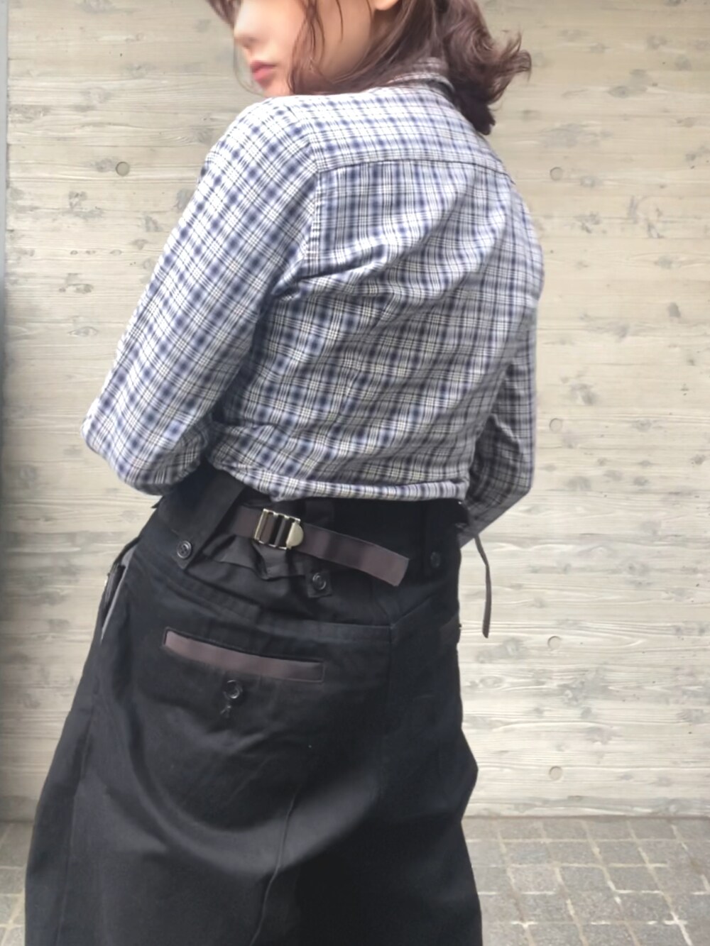 ブラック系のデニムパンツ、ブルー系のシャツ/ブラウス、ブラック系のブーツを着用したレディースの秋コーディネートの2枚目の写真