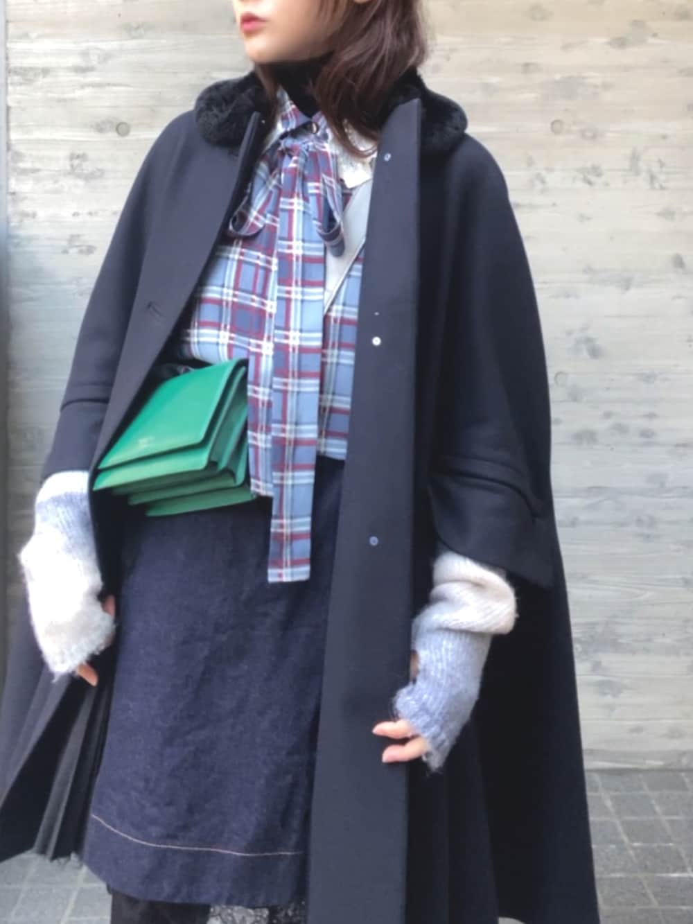 ブルー系のシャツ/ブラウス、ブラック系のスカート、ブルー系のジャケット/アウターを着用したレディースの冬コーディネートの2枚目の写真
