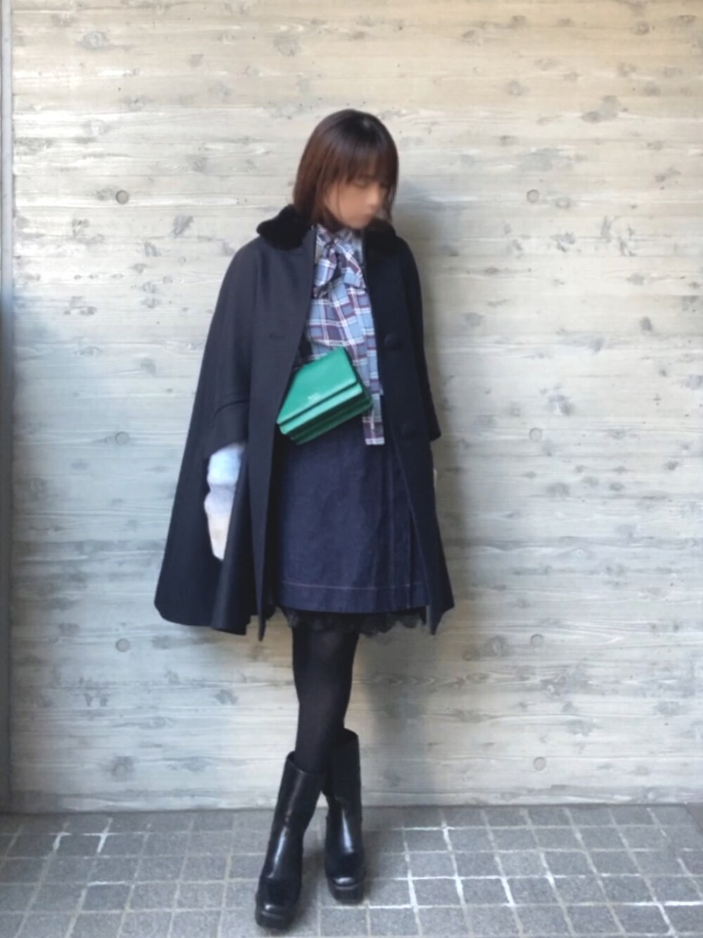 ブルー系のシャツ/ブラウス、ブラック系のスカート、ブルー系のジャケット/アウターを着用したレディースの冬コーディネートの3枚目の写真