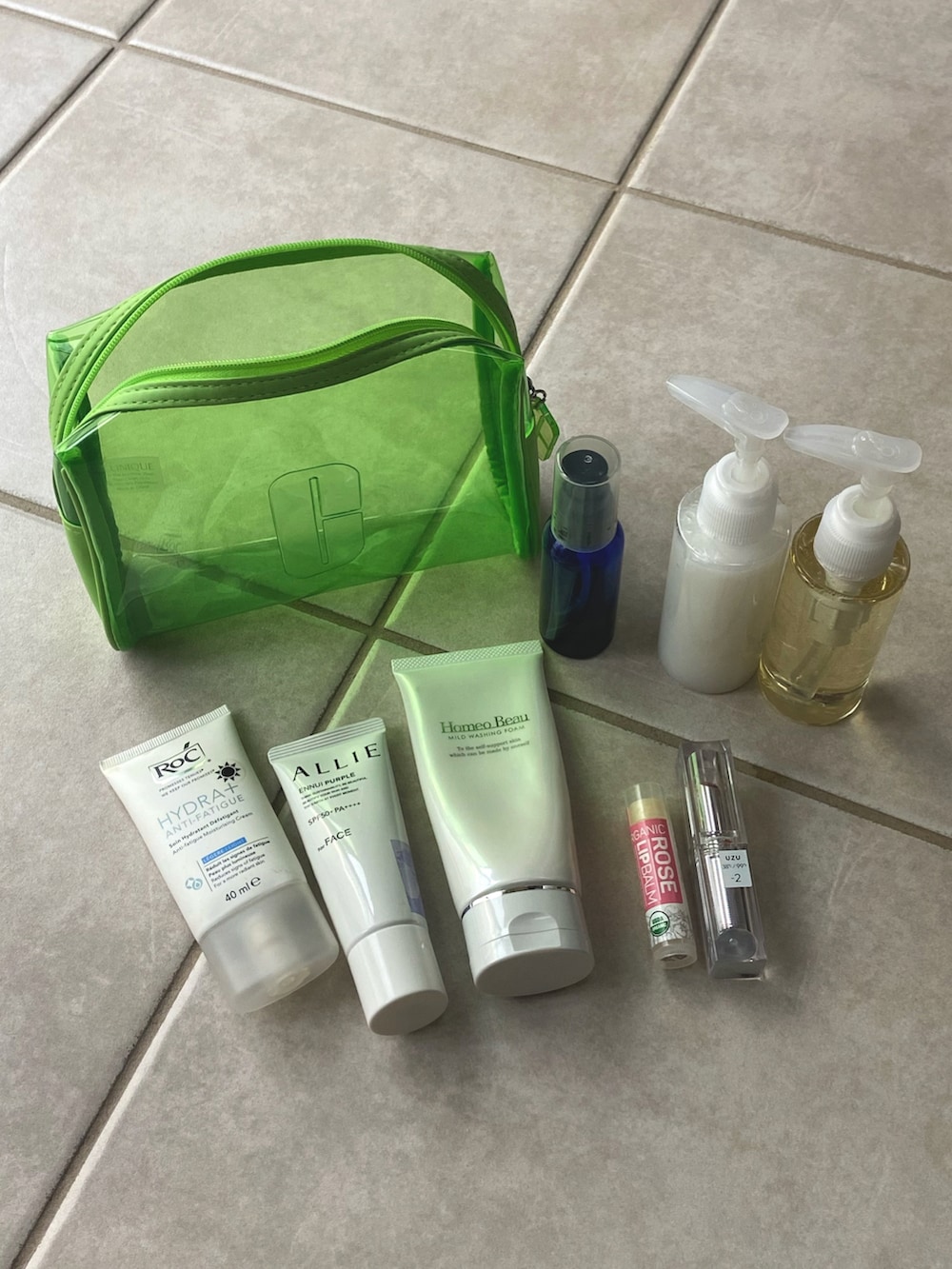 ホワイト系のパーカー、ブラウン系のスカート、ホワイト系のブーツを着用したレディースの秋コーディネートの5枚目の写真