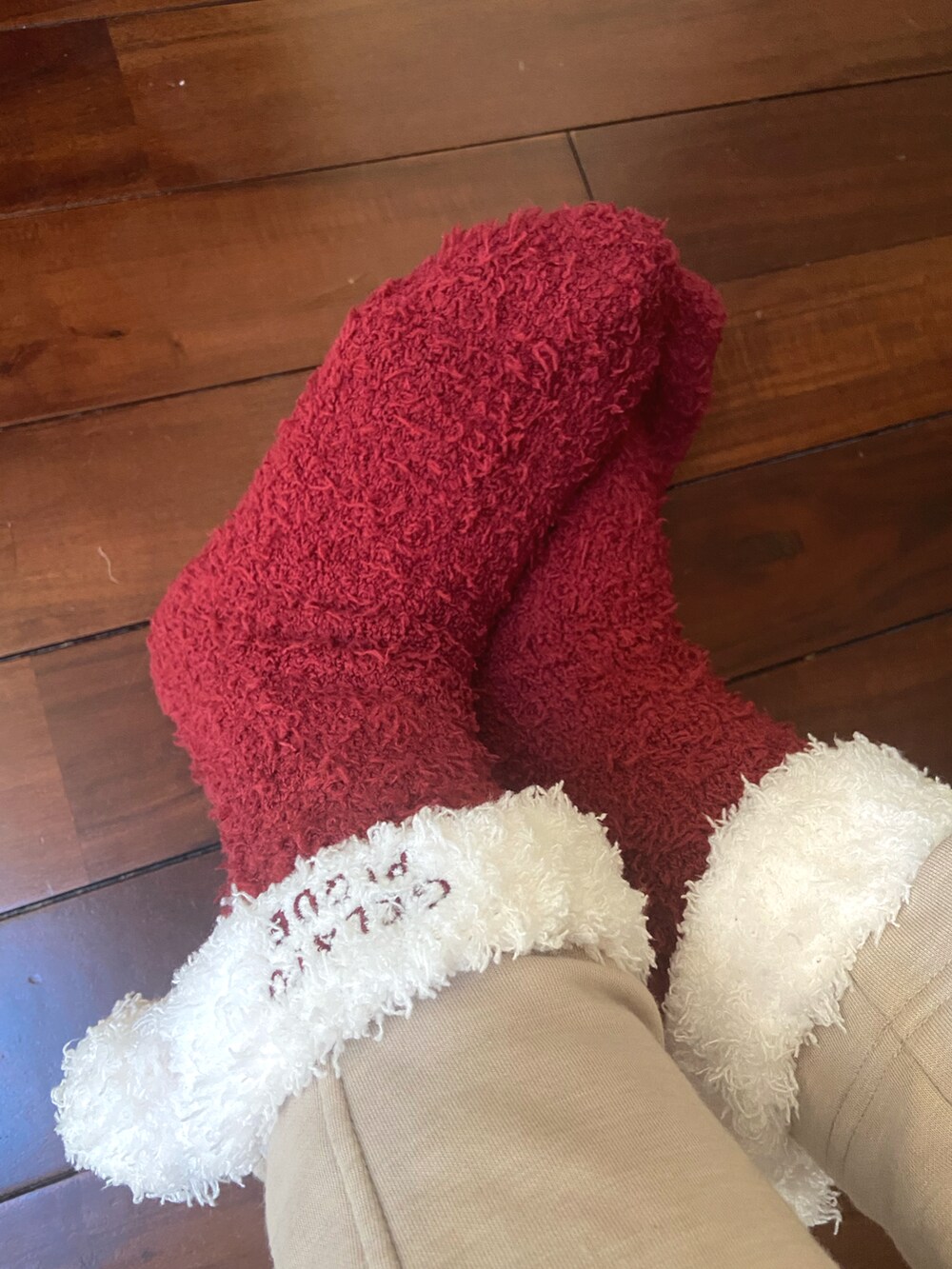 ベージュ系のピーコート、ホワイト系のシャツ/ブラウスを着用したレディースの冬コーディネートの3枚目の写真