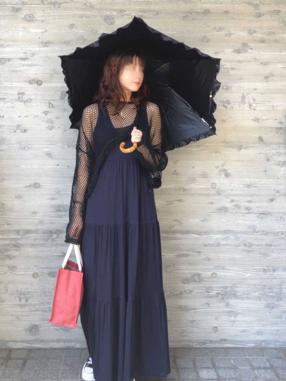 ブラック系のTシャツ/カットソー、ブルー系のワンピース、ブラック系のスニーカーを着用したレディースの夏コーディネートの2枚目の写真