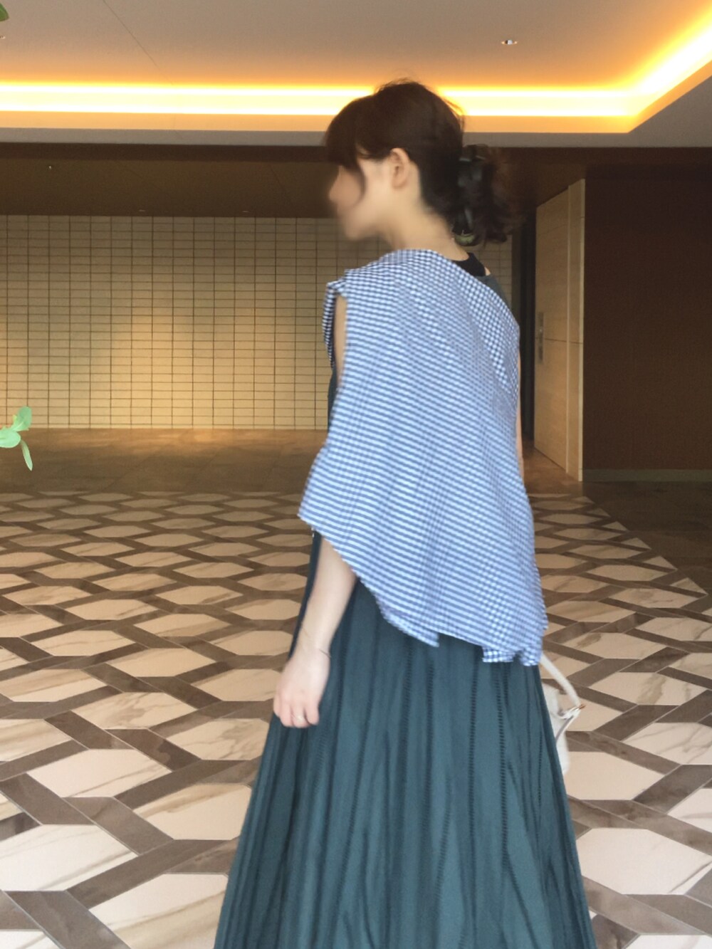 グリーン系のワンピース/ドレス、ブルー系のシャツ/ブラウス、ホワイト系のショルダーバッグを着用したレディースの夏コーディネートの2枚目の写真