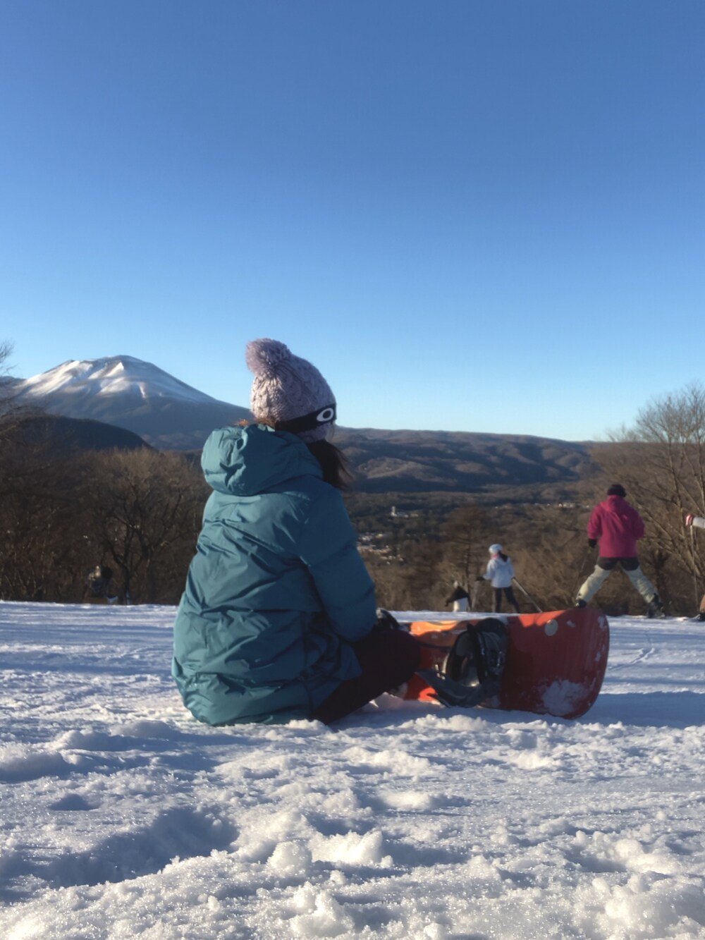 ブルー系のジャケット/アウター、レッド系のパンツを着用したレディースの冬コーディネートの2枚目の写真