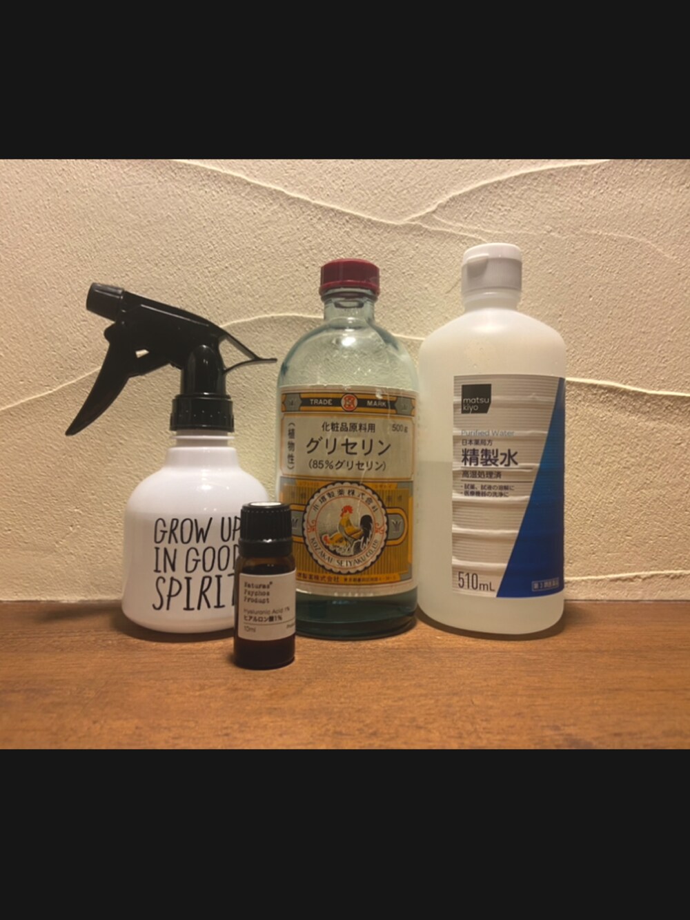 ブルー系のシャツワンピース、グレー系のその他トップス、グレー系のスラックスを着用したレディースの秋コーディネートの3枚目の写真