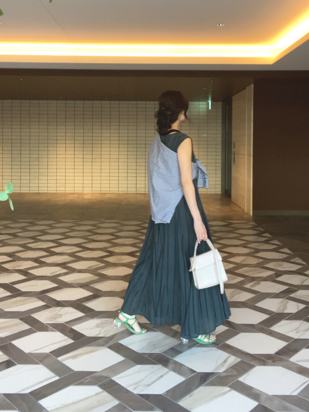 グリーン系のワンピース/ドレス、ブルー系のシャツ/ブラウス、ホワイト系のショルダーバッグを着用したレディースの夏コーディネートの3枚目の写真
