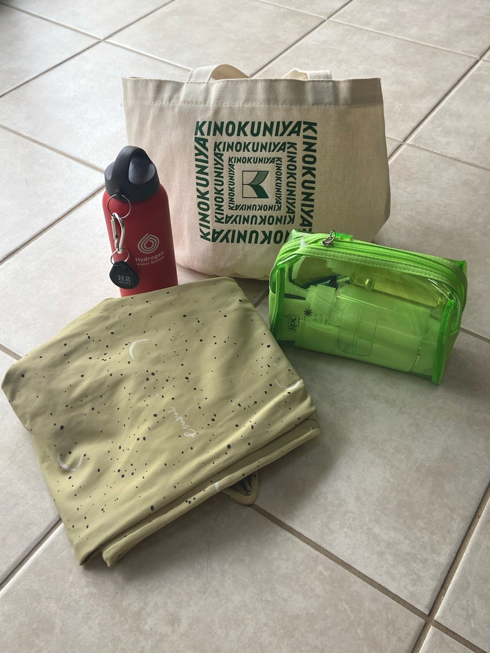 ホワイト系のパーカー、ブラウン系のスカート、ホワイト系のブーツを着用したレディースの秋コーディネートの4枚目の写真