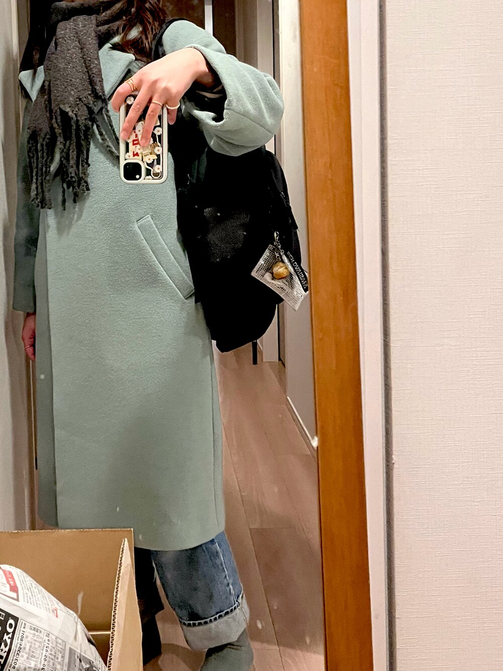 ブルー系のスニーカー、ブルー系のデニムパンツ、ブルー系のソックス/靴下を着用したレディースの冬コーディネートの2枚目の写真