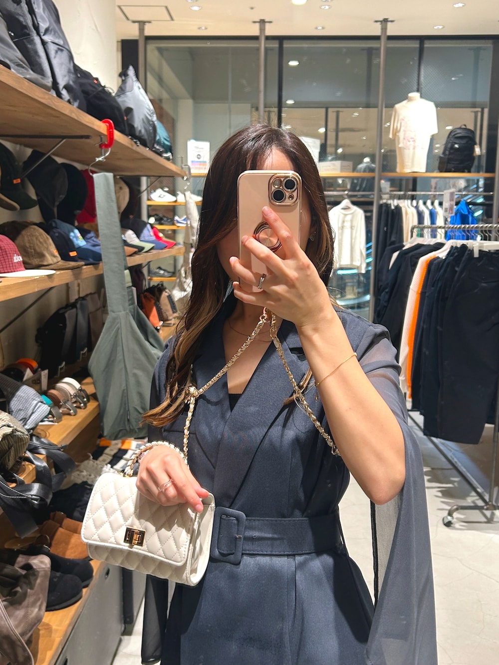 グレー系のワンピース、ブラック系のブーツを着用したレディースの秋コーディネートの2枚目の写真