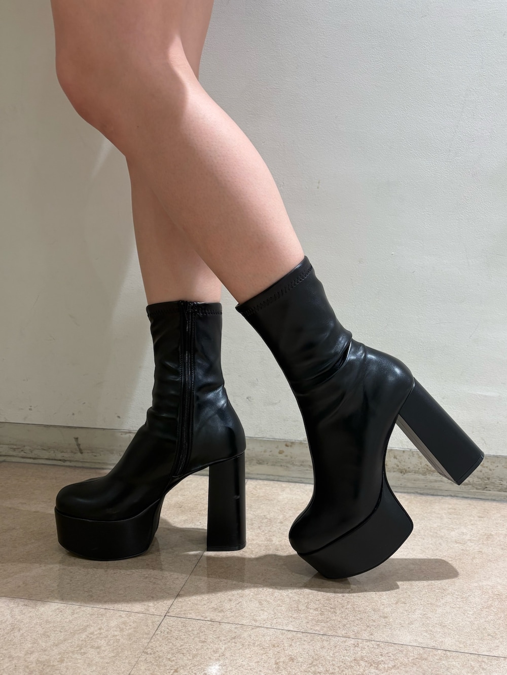 ブラック系のスカート、ブラック系のTシャツ/カットソー、ブルー系のデニムジャケットを着用したレディースの秋コーディネートの3枚目の写真