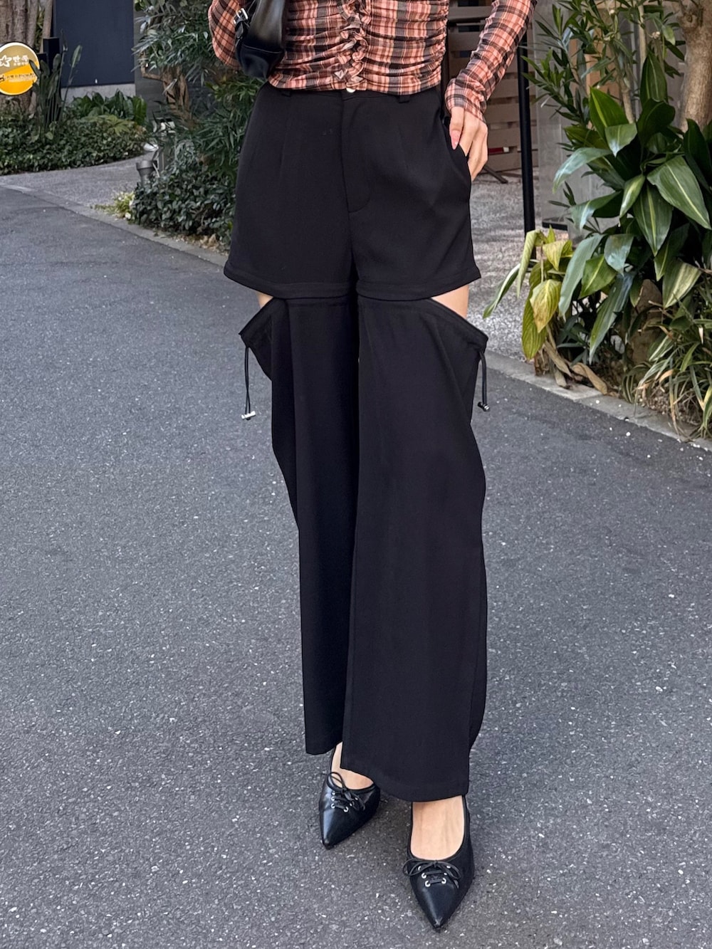 ブラック系のその他パンツ、ブラック系のパンプス、ブラック系のハンドバッグを着用したレディースの冬コーディネートの2枚目の写真