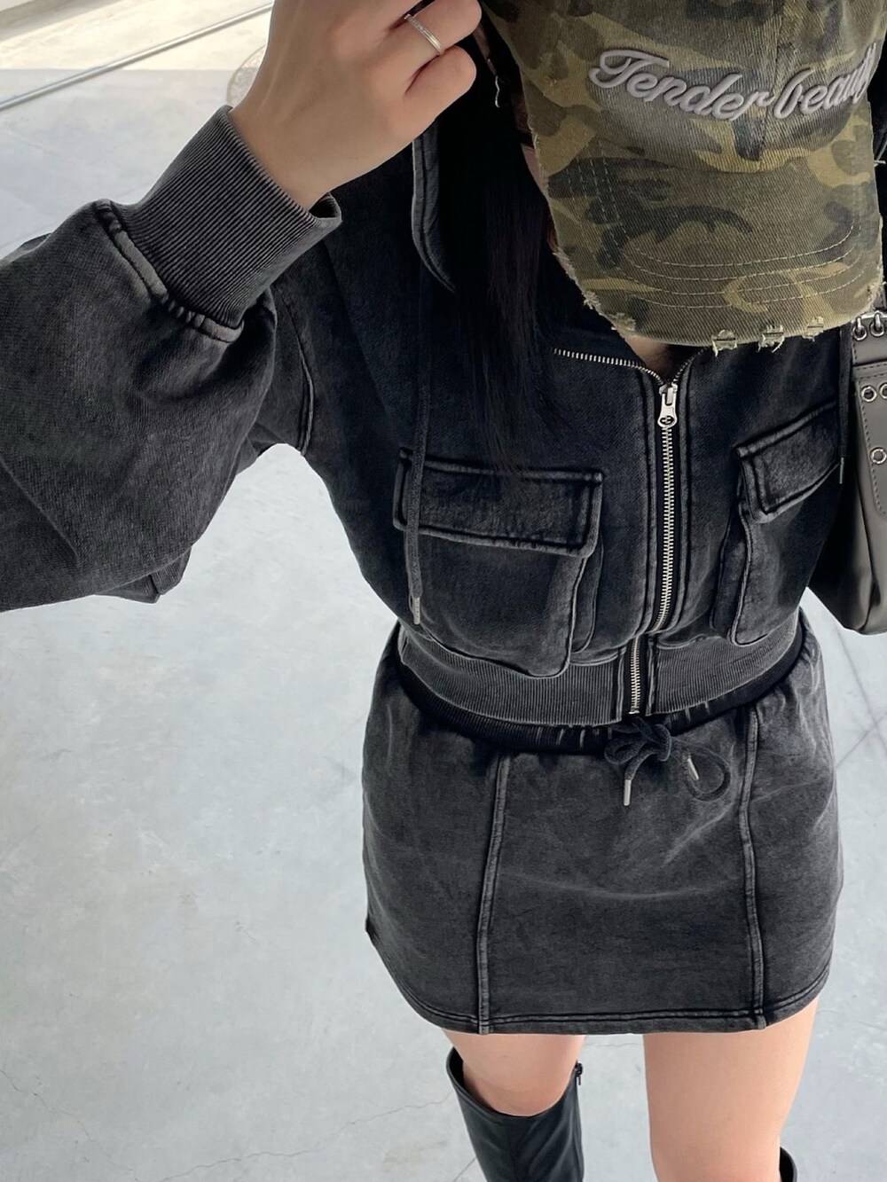 ブラック系のスカート、ブラック系のブーツ、ブラック系のスウェットを着用したレディースの秋コーディネートの3枚目の写真