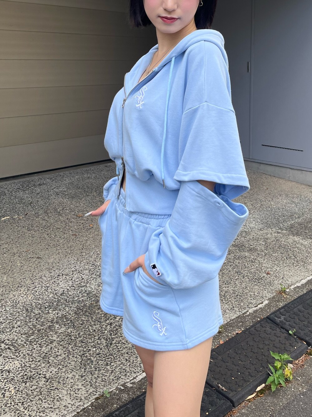 グレー系のキャミソール、ブルー系のセットアップを着用したレディースの夏コーディネートの2枚目の写真