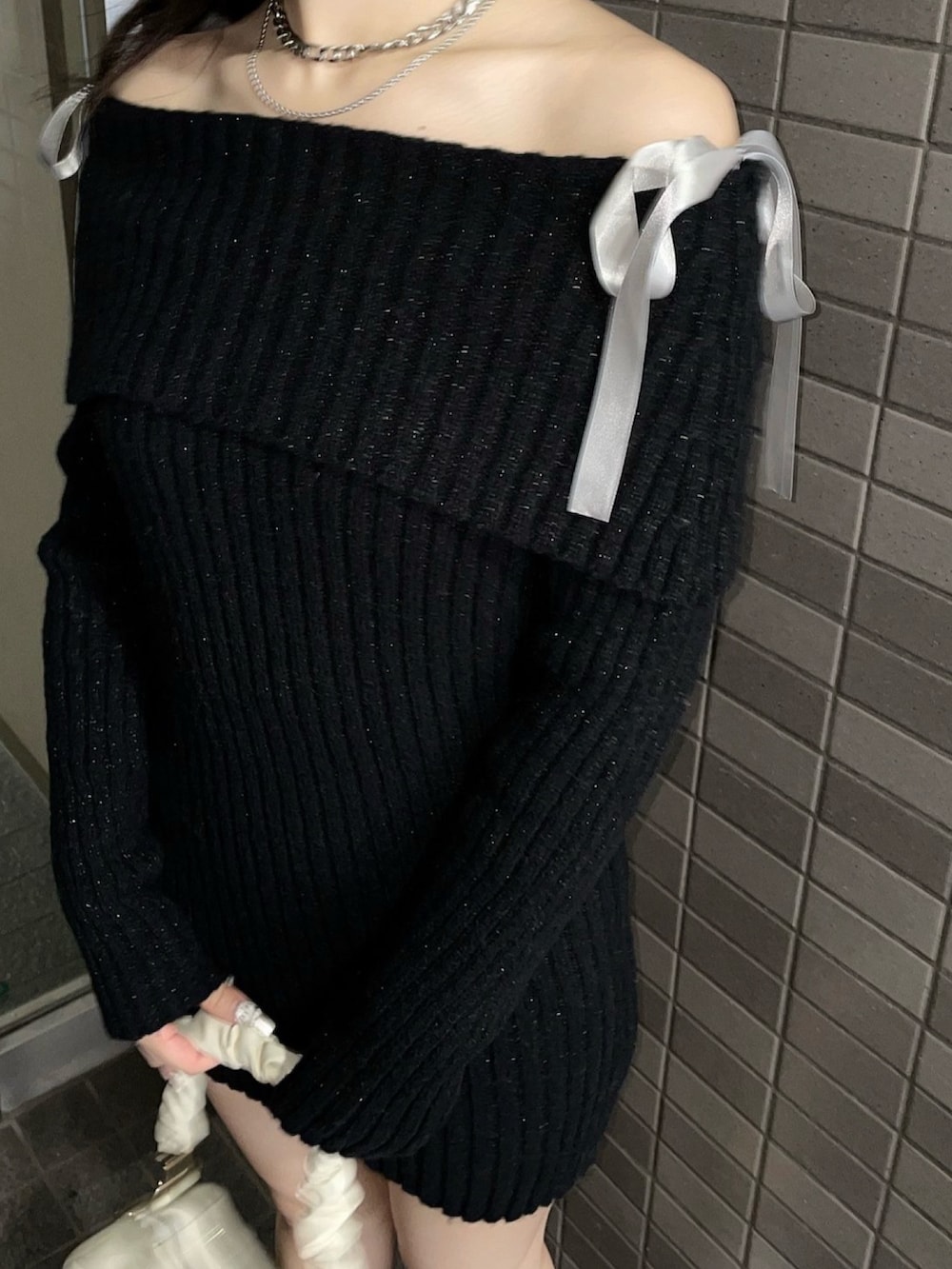 ブラック系のワンピース、ブラック系のチューブトップを着用したレディースの秋コーディネートの3枚目の写真