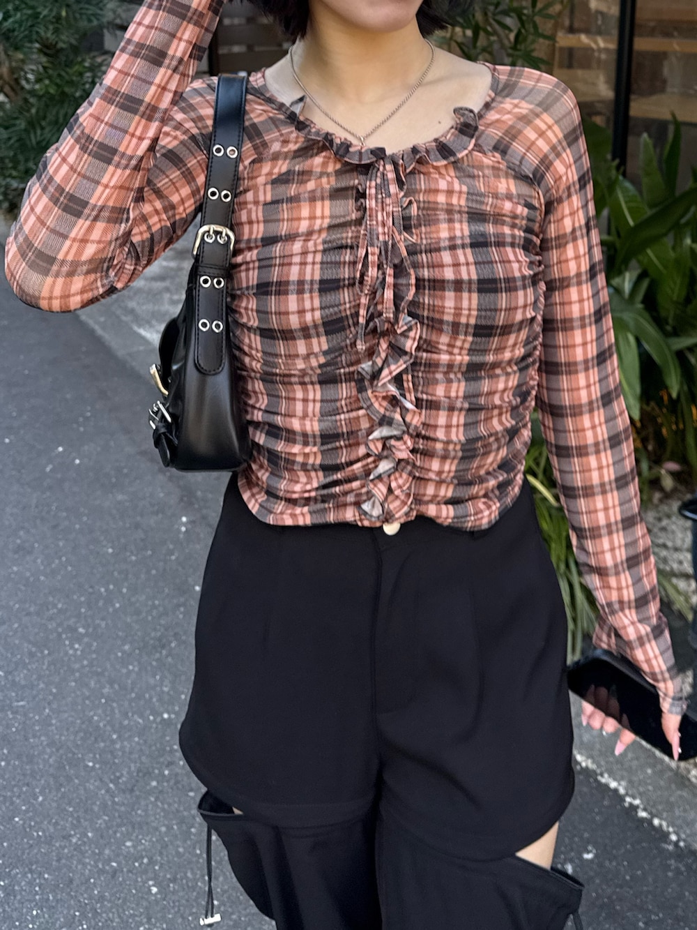 ブラック系のその他パンツ、ブラック系のパンプス、ブラック系のハンドバッグを着用したレディースの冬コーディネートの3枚目の写真