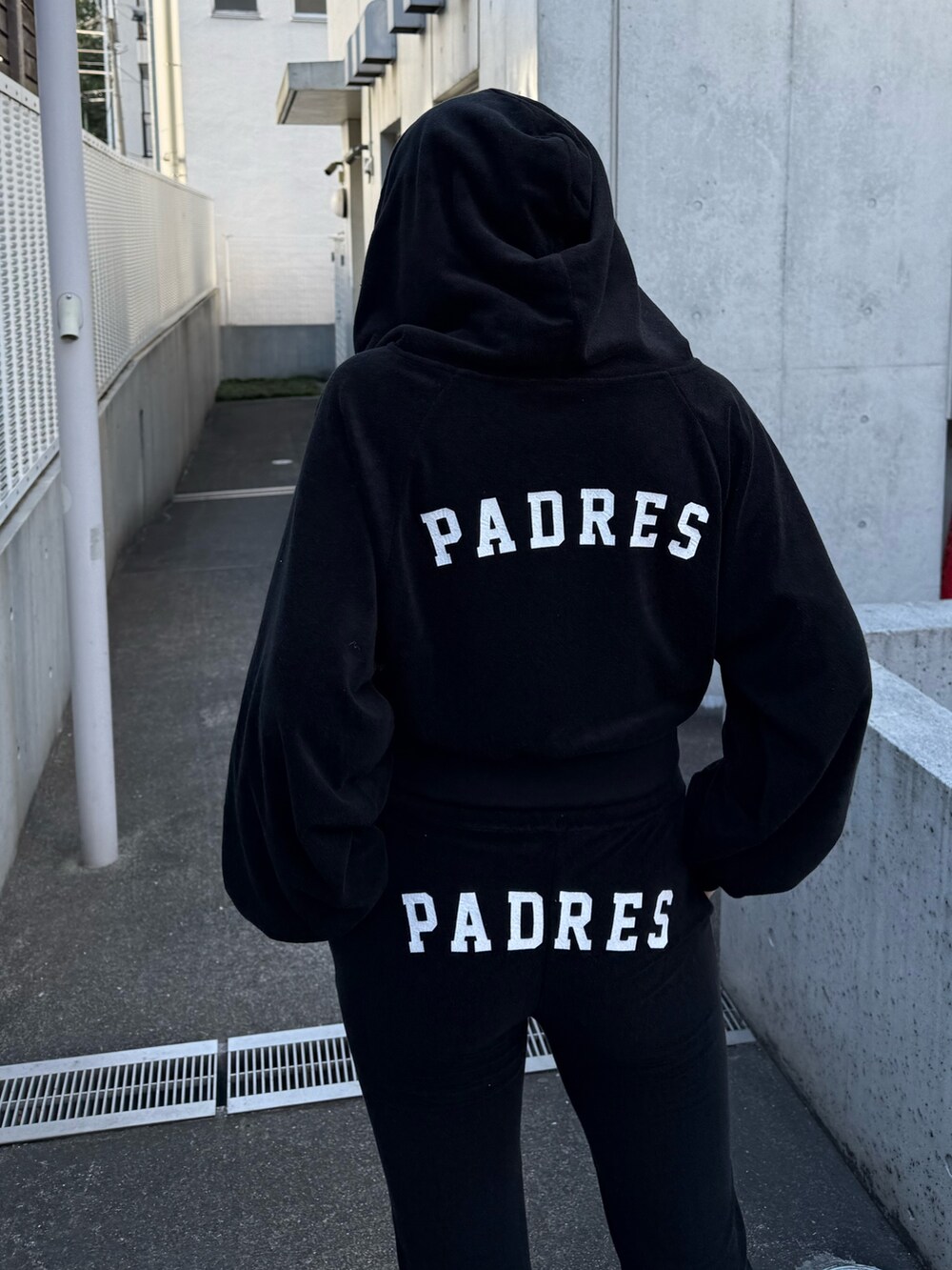 ブラック系のワンピース、グレー系のキャミソールを着用したレディースの春コーディネートの2枚目の写真