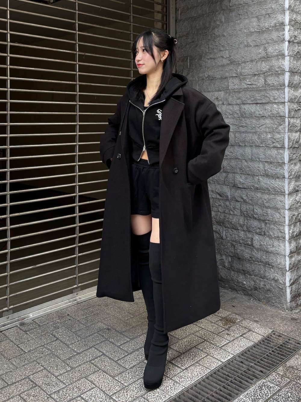 ブラック系のブーツ、ブラック系のワンピースを着用したレディースの冬コーディネートの2枚目の写真