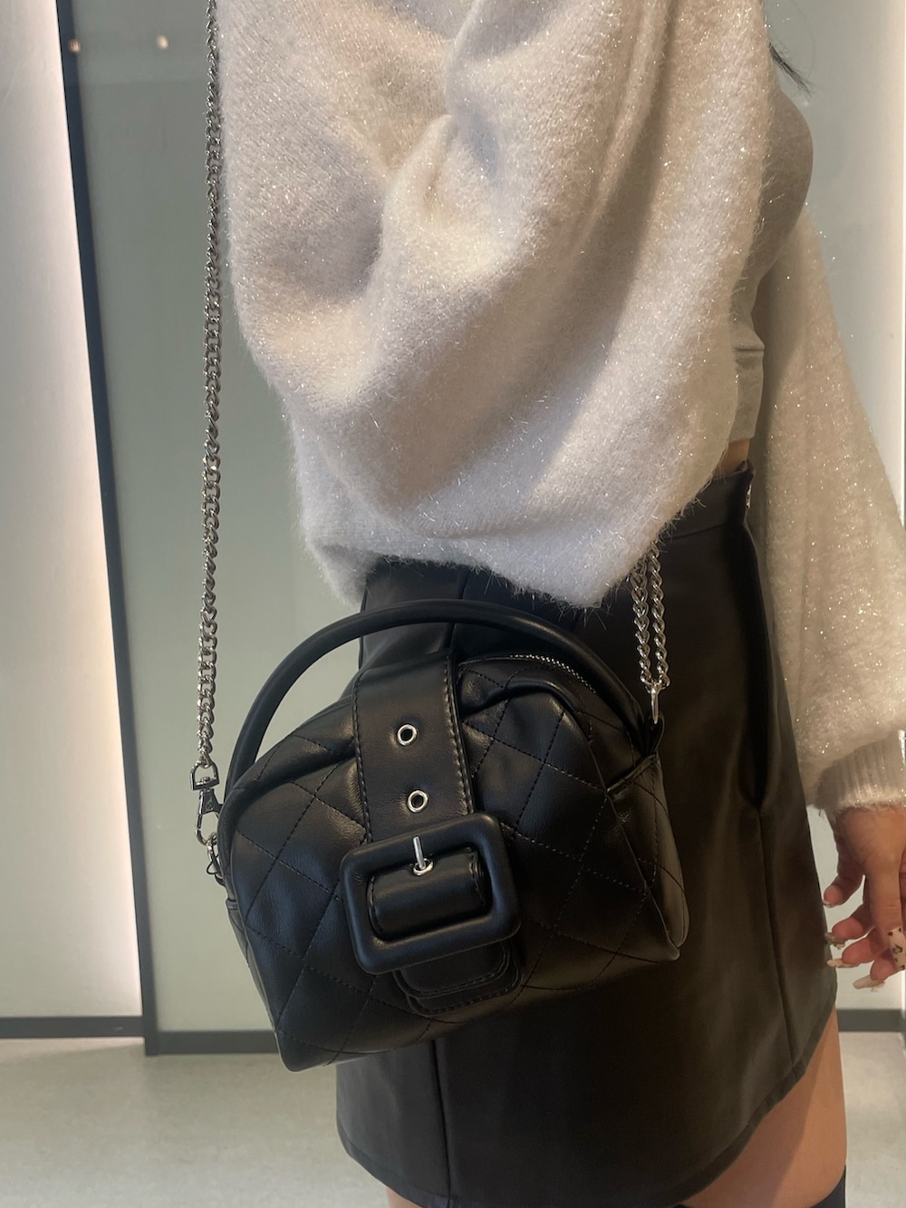 ホワイト系のカーディガン/ボレロ、グレー系のキャミソール、ブラック系のブーツを着用したレディースの秋コーディネートの4枚目の写真